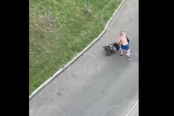 Мужчина пытался отнять дитя