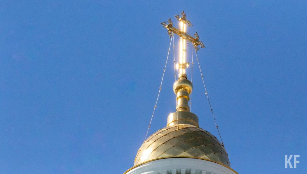 В прошлом году из-за пандемии массовые службы в храмах были ограничены и верующие отмечали праздник удаленно.