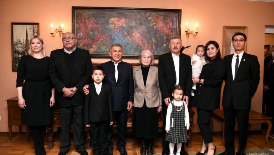 Отдельная часть экспозиции посвящена многочисленным наградам писателя.