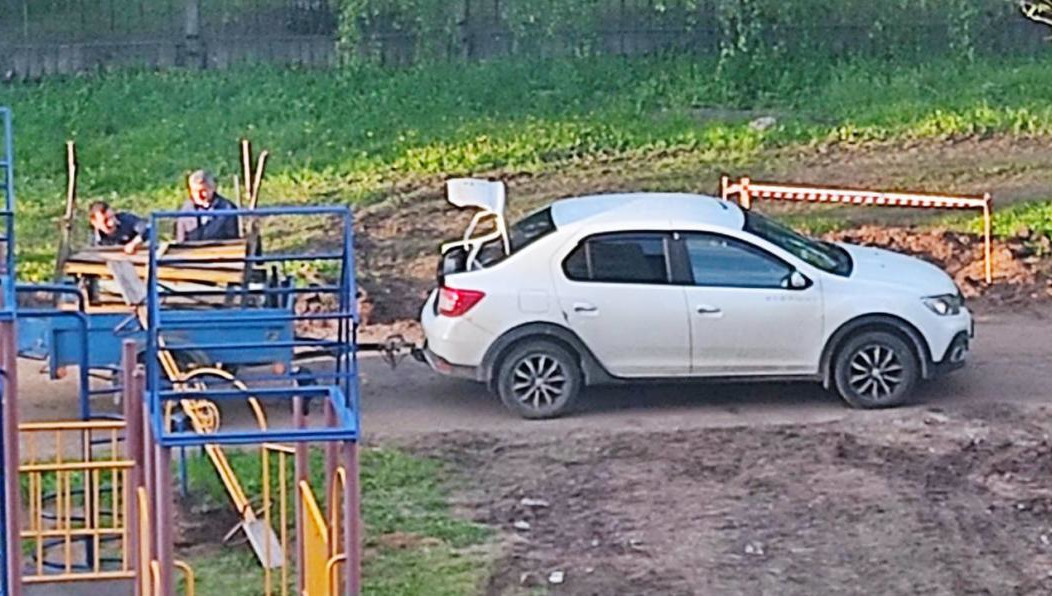 Предполагаемые воры попали на камеры видеонаблюдения.