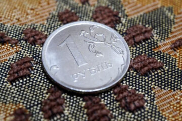 Последние недели курс рубля колеблется в диапазоне 76-80 рублей за доллар.