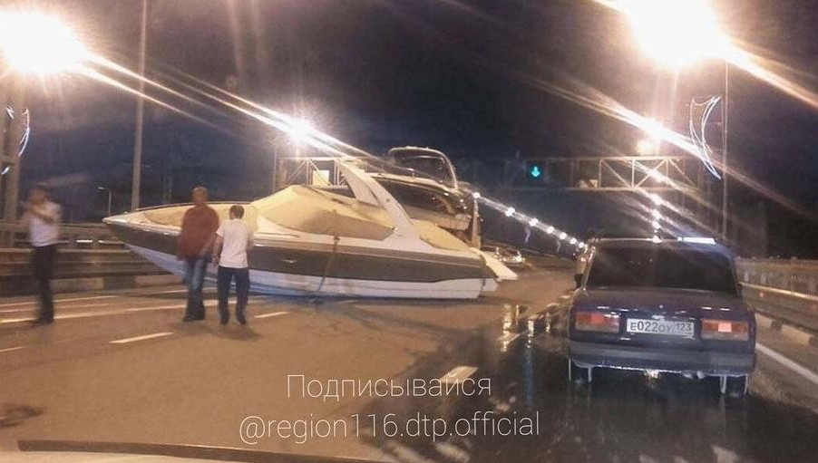 Транспорт перегородил часть дороги.