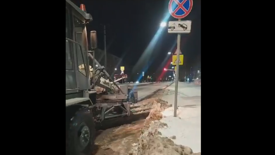 В две смены работают десятки единиц спецтехники.