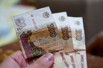 На данный момент в стране минимальный размер оплаты труда составляет 15 279 рублей.