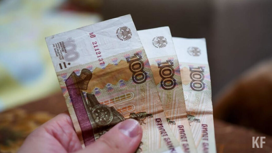 На данный момент в стране минимальный размер оплаты труда составляет 15 279 рублей.