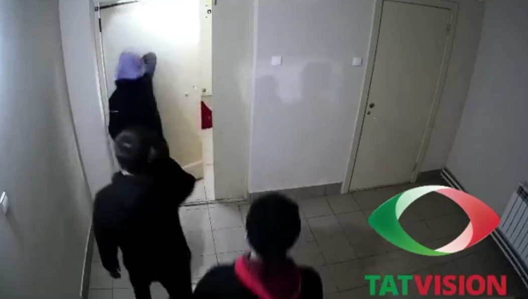 Чем она помешала парню