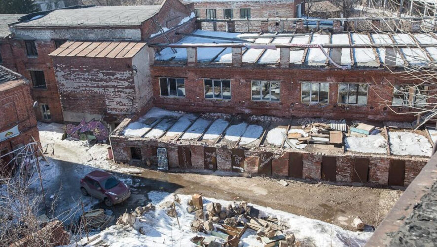 Обвиняемый дождался пока его приятель уснет и совершил злодеяние в сговоре с товарищем.