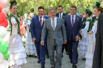 Он вместе с мэром города посетил праздничную площадку в Ново-Савиновском районе.