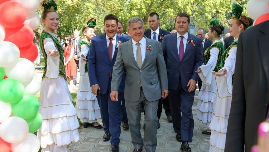 Он вместе с мэром города посетил праздничную площадку в Ново-Савиновском районе.
