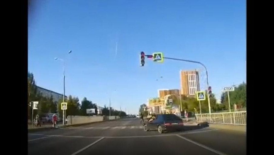 Автолюбитель едва не сбил пешеходов.