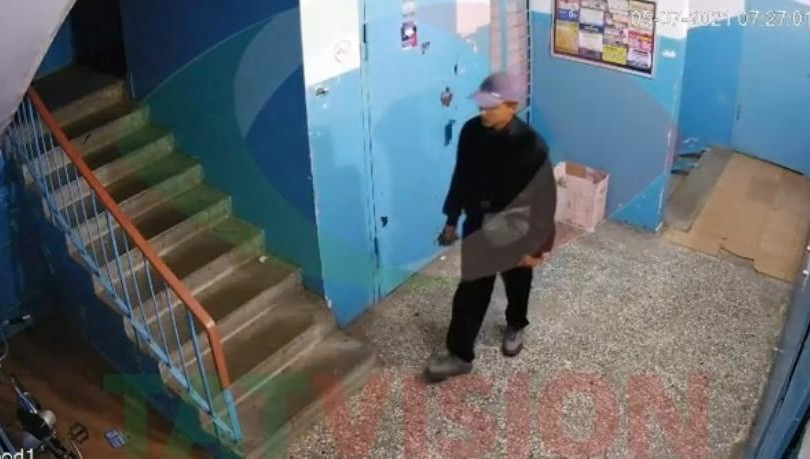 Полиция просит помощи в установлении личности подозреваемого.