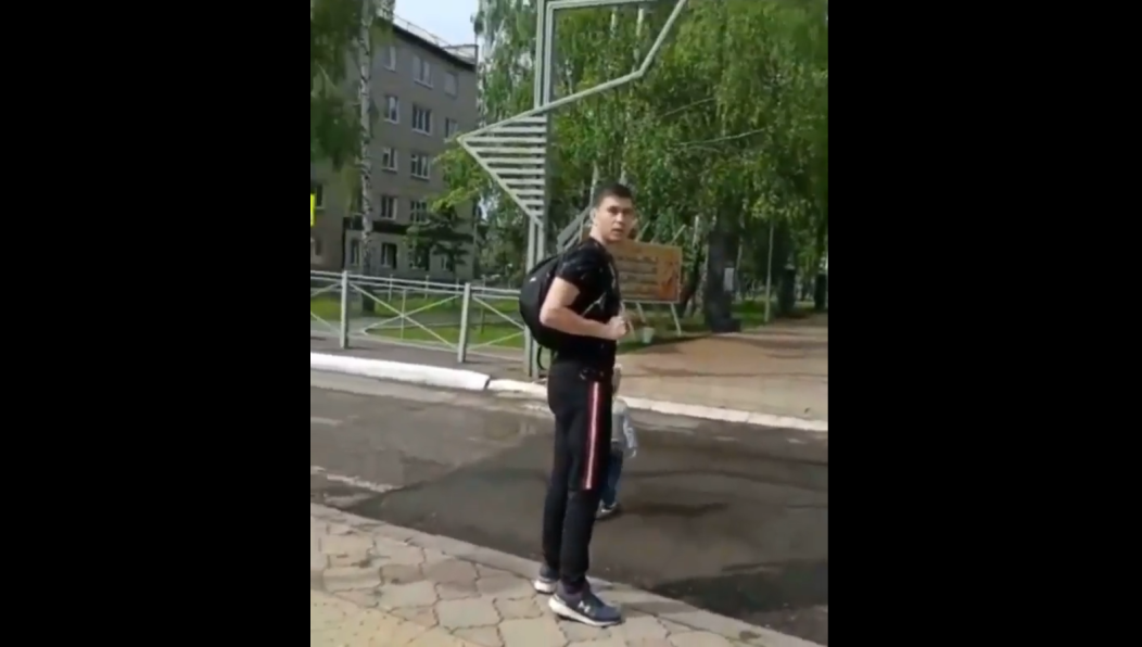 Инцидент попал на камеру местной жительницы