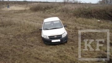 Сегодня 2 ноября в 10:23 на 14-м километре дороги Альметьевск – Лениногорск легковой автомобиль опрокинулся в кювет