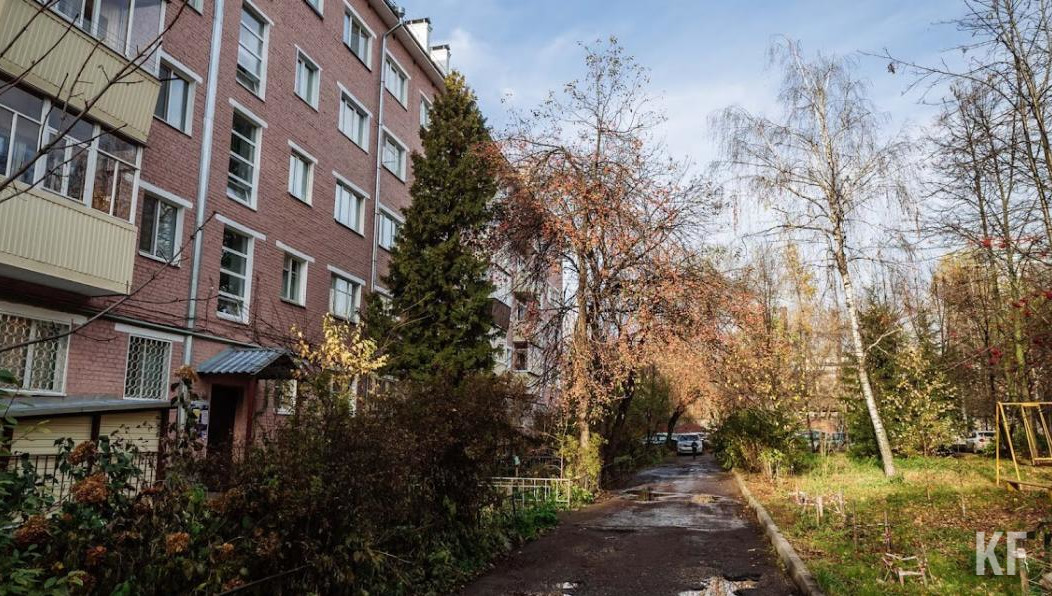 Здесь сделан ремонт дорожного покрытия и устройство наружного освещения.