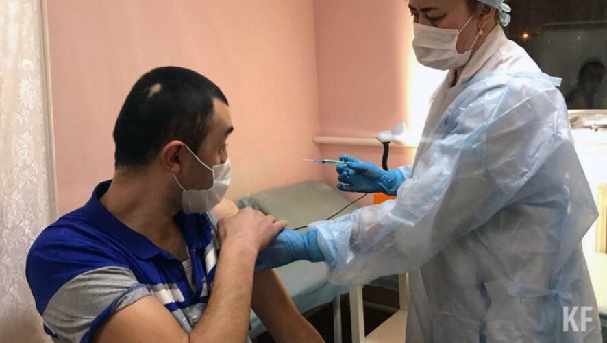 Больше всего вакцинировались кондуктора и водители.