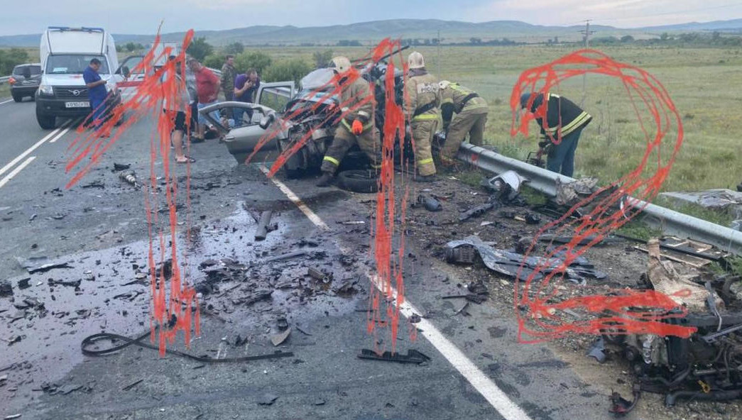 В больнице скончался один из трех госпитализированных после страшной аварии.