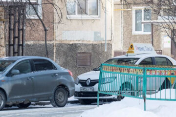 Машины были припаркованы с нарушением ПДД и мешали уборке снега.