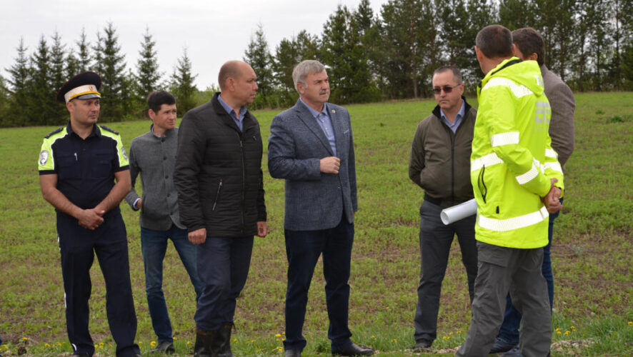 Дорожные сети пострадали в результате перевозки строительных материалов большегрузами.