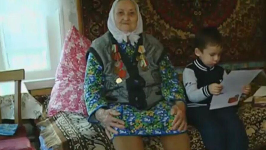 92-летняя Бибинур Лутфуллина осталась в старом доме без удобств.