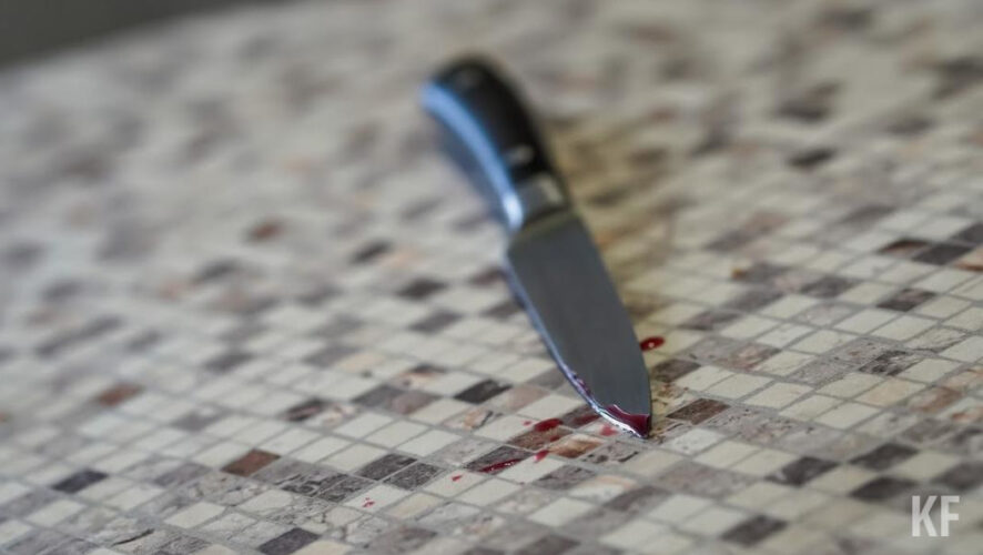 Один из мужчин во время конфликта взял кухонный нож и нанес оппоненту смертельный удар в грудь.