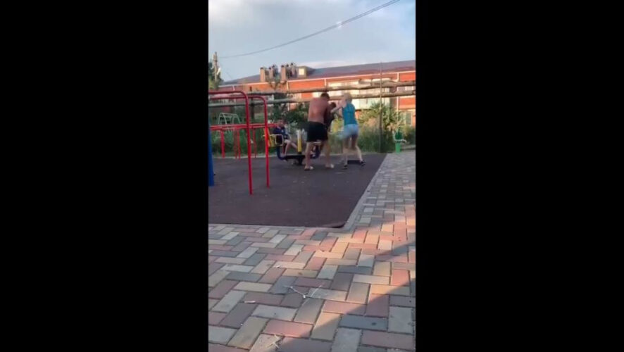 На помощь несовершеннолетнему прибежали женщины.