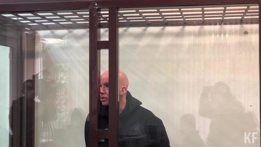 Подсудимый и его сторонники  ожидают суда