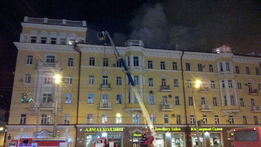 Напротив ТЦ «Кольцо» в Казани горит крыша дома