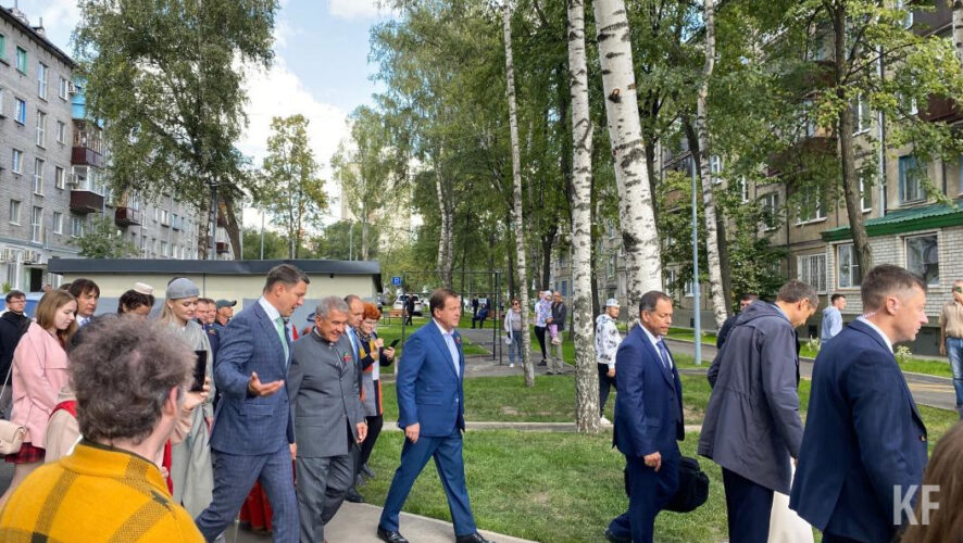 На придомовой территории создали условия для слабовидящих и слепых людей.