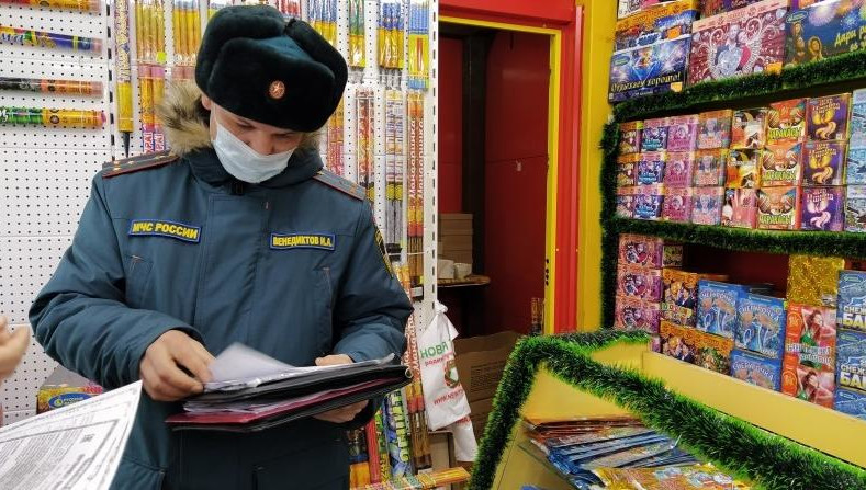 Надзорный рейд по продаже пиротехники инспекторы начинают с проверки всех разрешительных документов.&nbsp;Далее - осмотр товара на витринах и самого магазина.