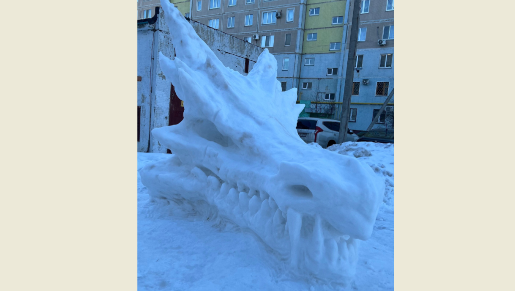 Умелец слепил фигуру из снега.