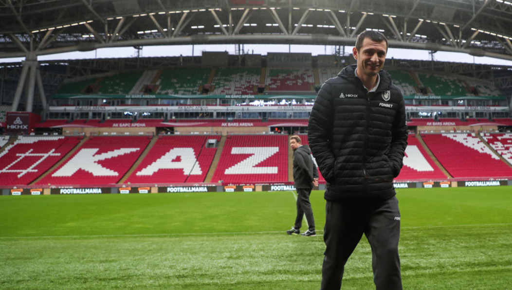 Футболисты-миллионеры перелезали через забор