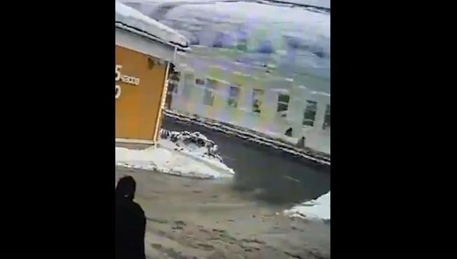 Закрывая ребенка от снега