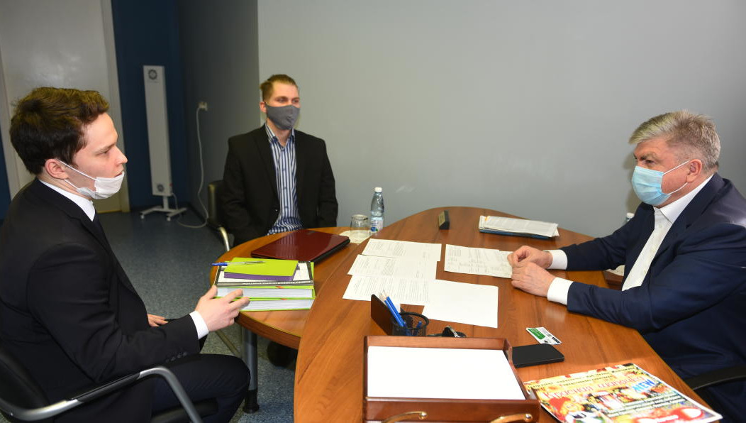 Рамиль Шамсутдинов и Всеволод Борисов подарили Наилю Магдееву книгу «100 советов мэру».