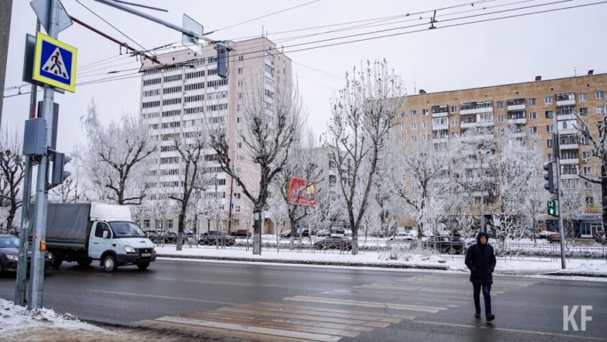 Ребенок переходил дорогу на красный сигнал светофора.