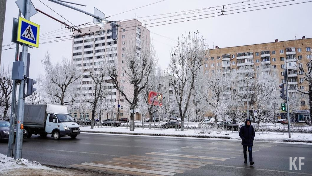 Ребенок переходил дорогу на красный сигнал светофора.