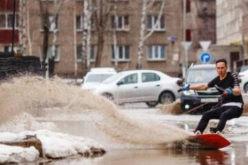 Молодые люди таким необычным образом пытались привлечь внимание чиновников к проблемам затопленных дорог.