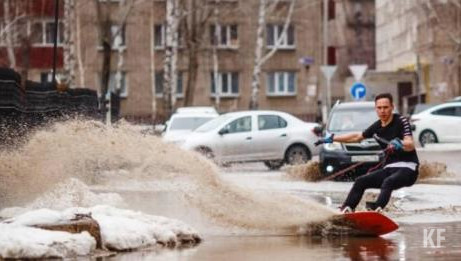 Молодые люди таким необычным образом пытались привлечь внимание чиновников к проблемам затопленных дорог.