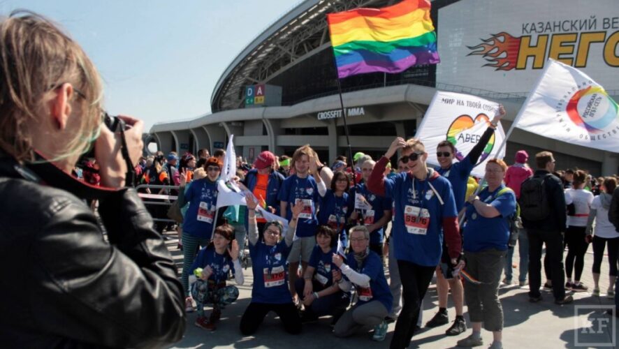 Флаги ЛГБТ-движения развернули на «Казанском марафоне»