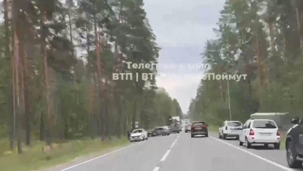 На месте ДТП собирается пробка.
