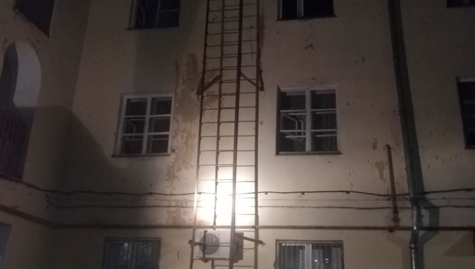 В прихожей вспыхнули вещи.