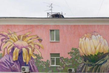 Рисунок украсил один из жилых домов города.
