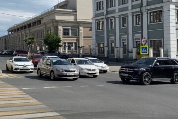 На одной из самых сложных дорожных магистралей Казани установят шесть адаптивных светофоров. Стоимость обустройства одного перекрестка - порядка 10 миллионов рублей.