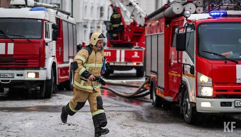 Один из пожаров случился в Казани - там загорелись вещи в помещении охраны на втором этаже кирпичной надстройки.