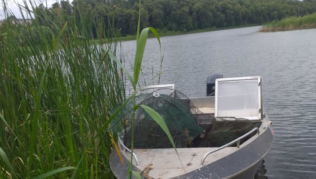 В акватории озера обнаружили две сети и шесть раколовок.