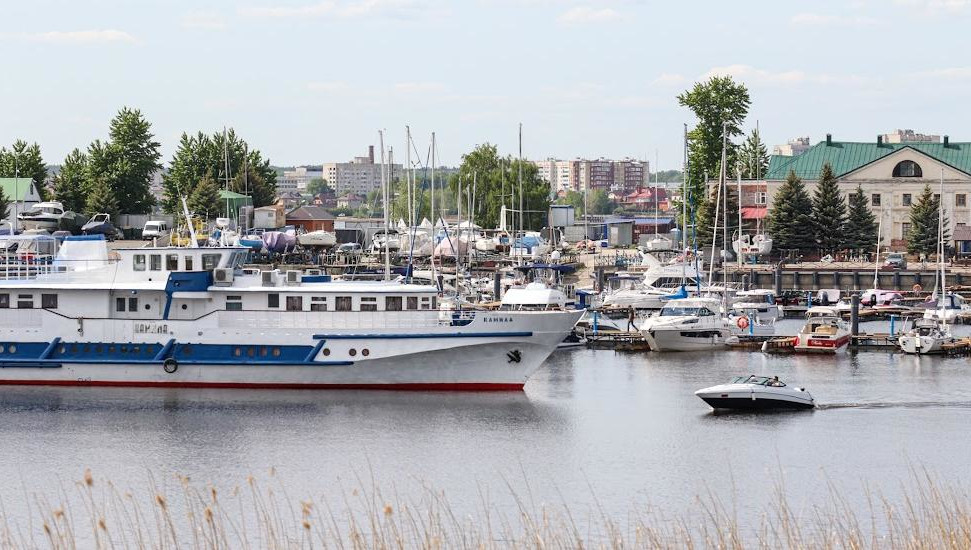 Среди экспонатов-участников - обновленный катер SEARENE yachts