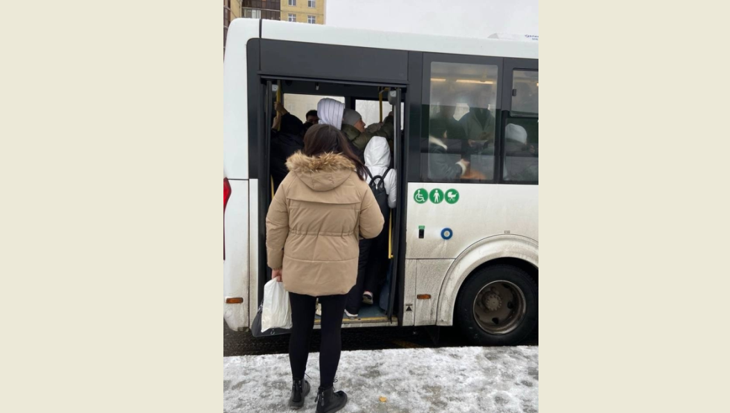 В мэрии признают: у перевозчика нехватка водителей и кондукторов.