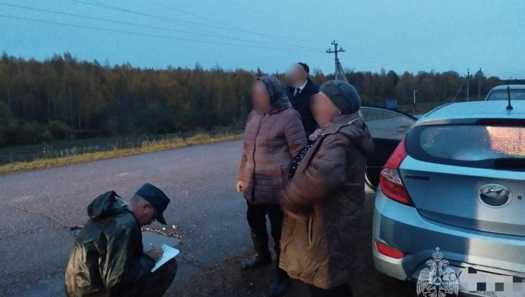 Пожилые женщины потерялись в лесу и не могли выйти к машине.