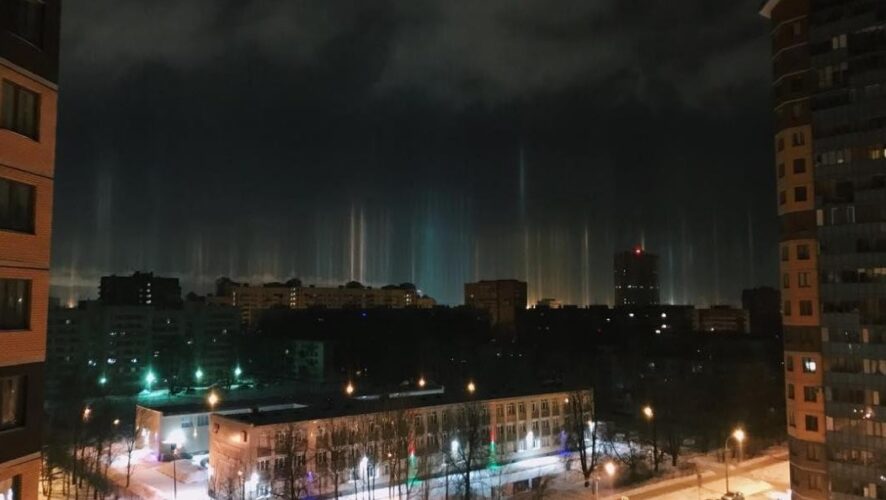 «Световые столбы» увидели в небе жители Санкт-Петербурга. Фотографии этого необычного явления пользователи выложили в соцсетях.