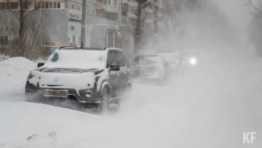 Водителям рекомендуют быть особенно осторожными в такую погоду.