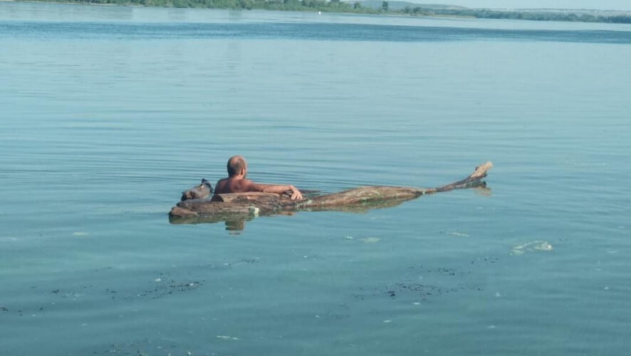 Мужчину из воды на берег вытащили спасатели.
